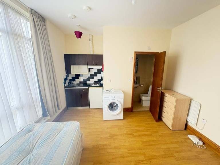 Flat Willow Lane in Greater London