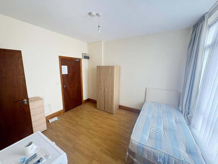 Flat Willow Lane in Greater London
