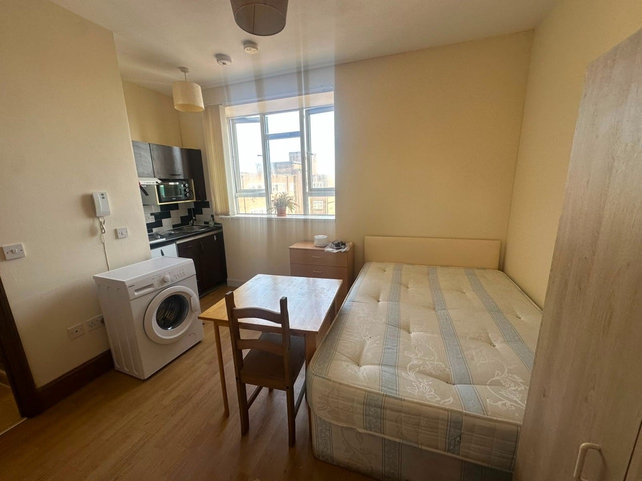 Flat Willow Lane in Greater London