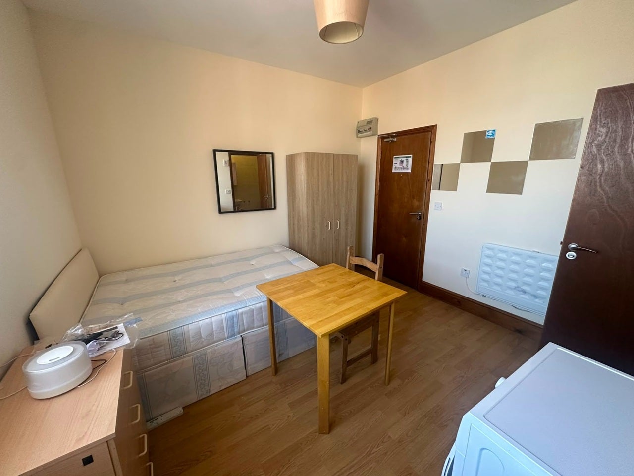 Flat Willow Lane in Greater London