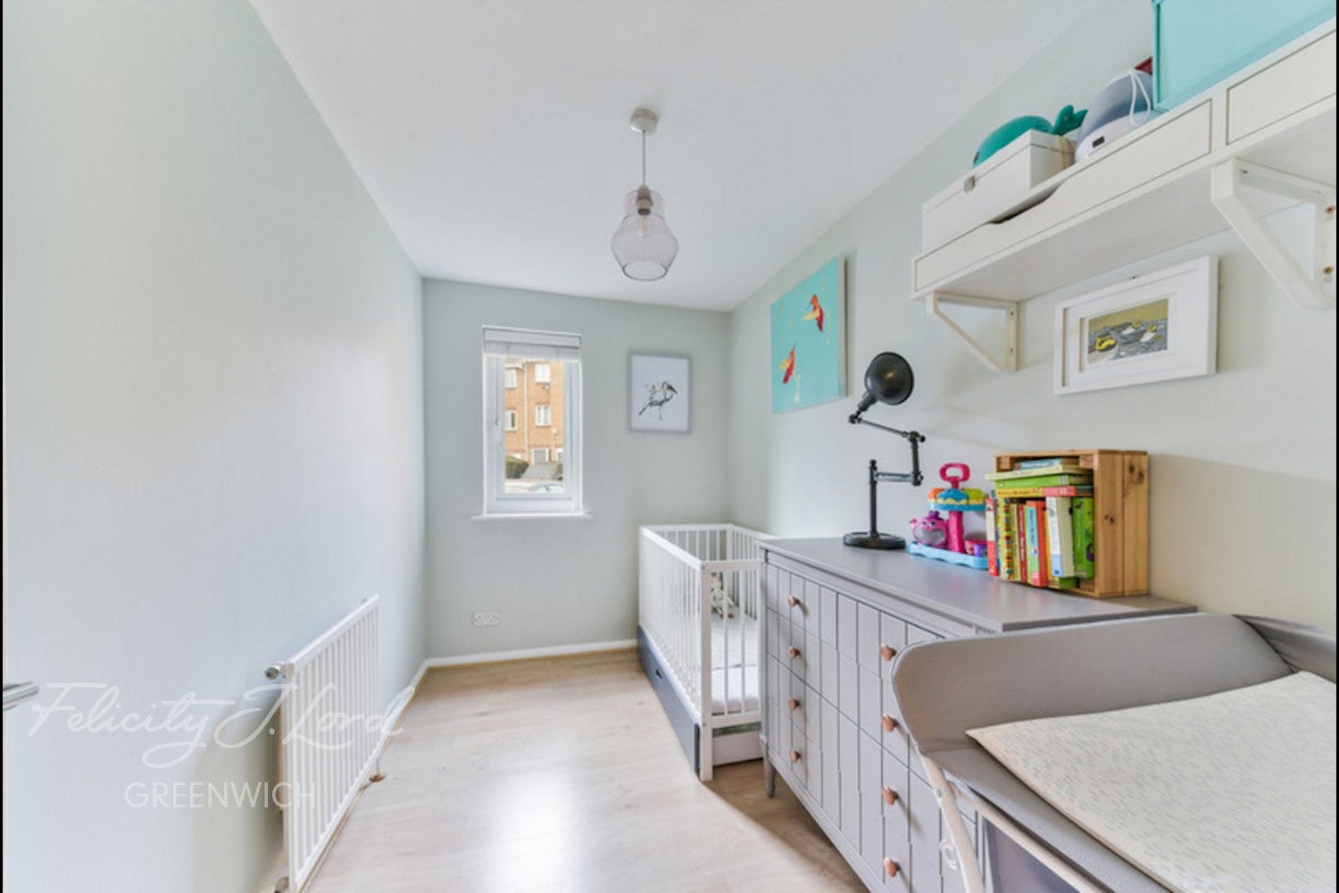 Flat Crosslet Vale in Greater London