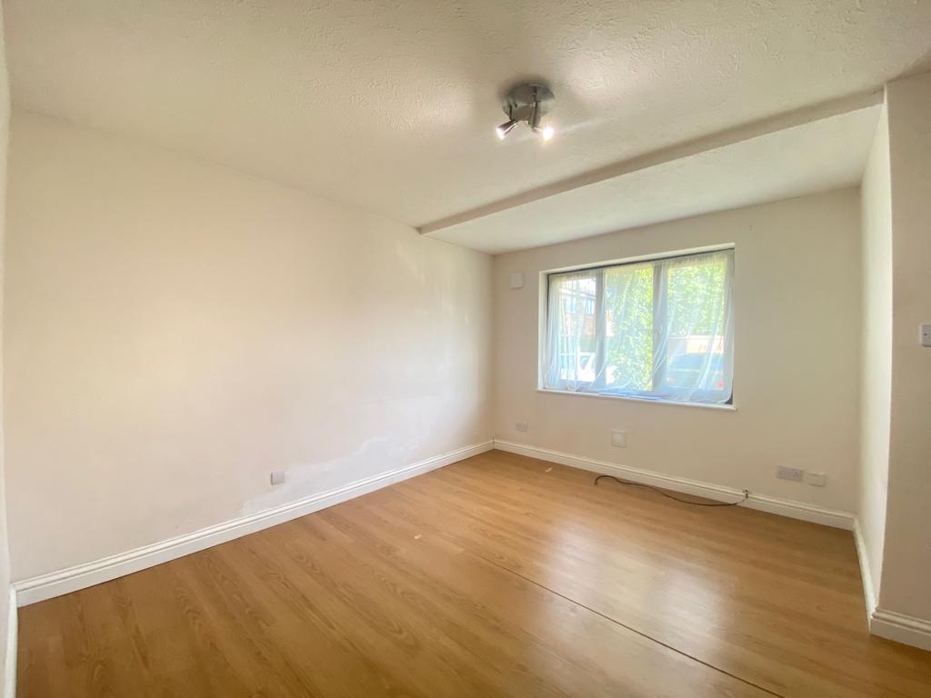 Flat Barnes Avenue in Greater London