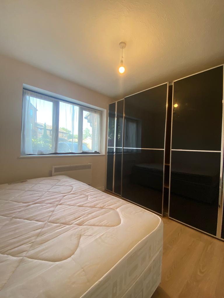 Flat Barnes Avenue in Greater London