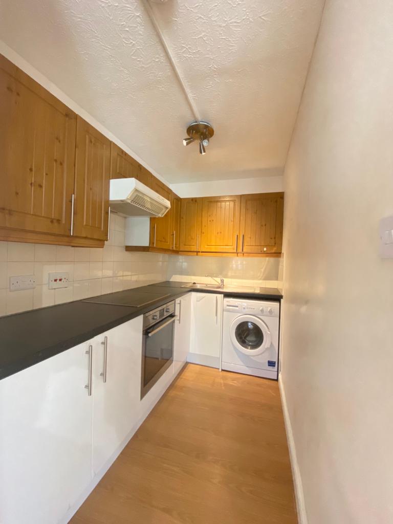 Flat Barnes Avenue in Greater London