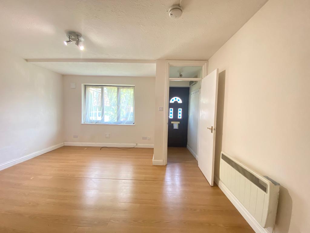 Flat Barnes Avenue in Greater London
