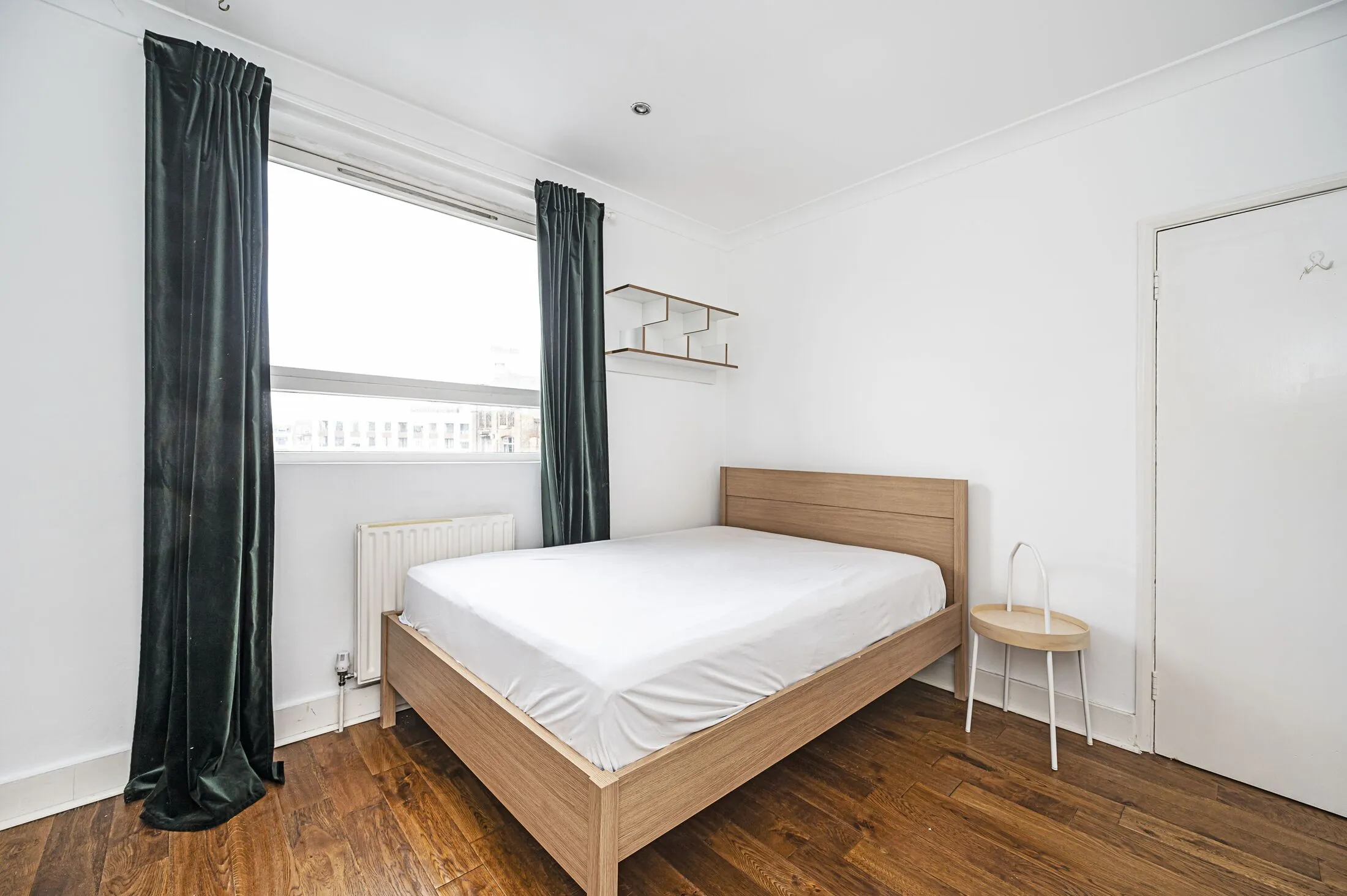Flat Hackney Road in Greater London