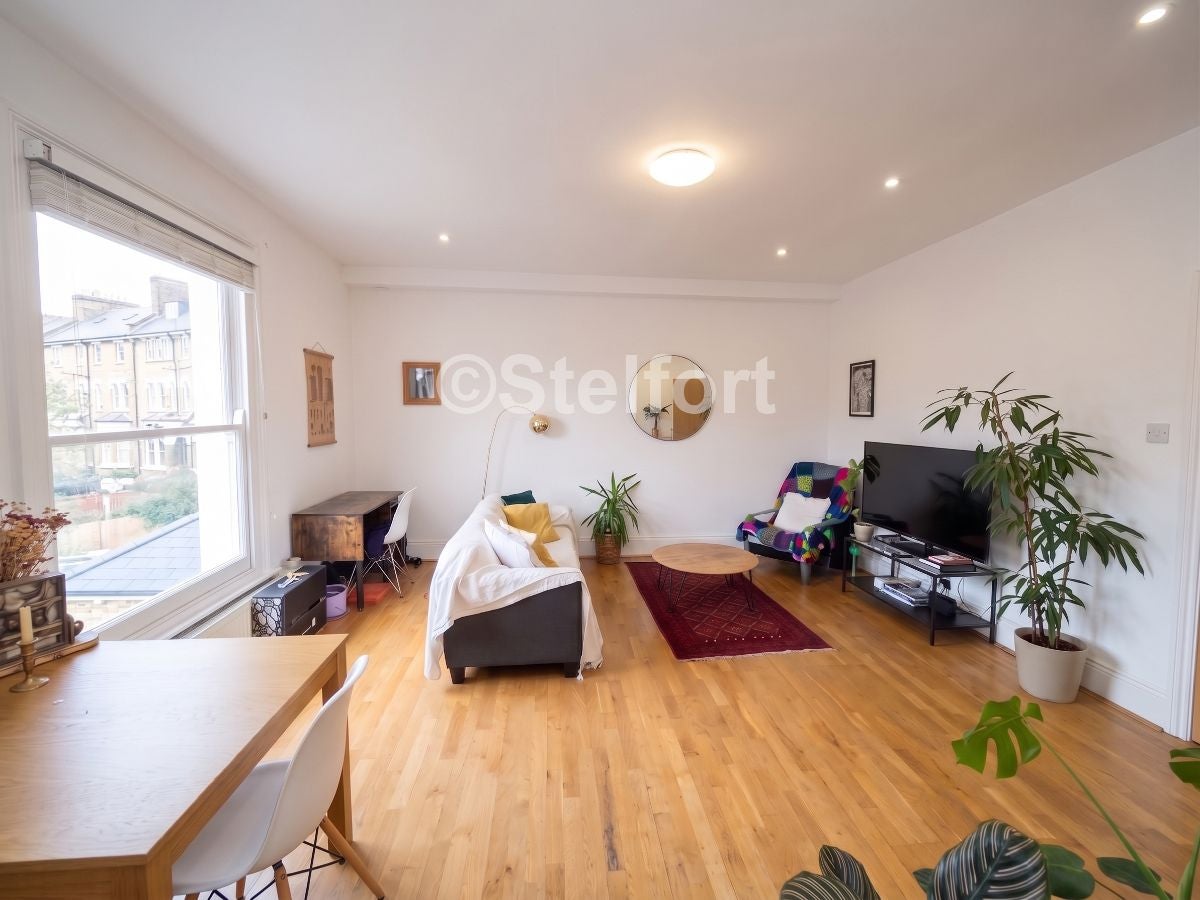 Flat Brecknock Road in Greater London
