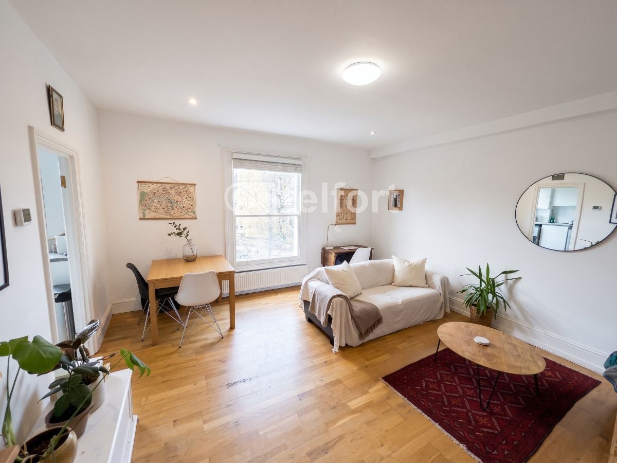 Flat Brecknock Road in Greater London