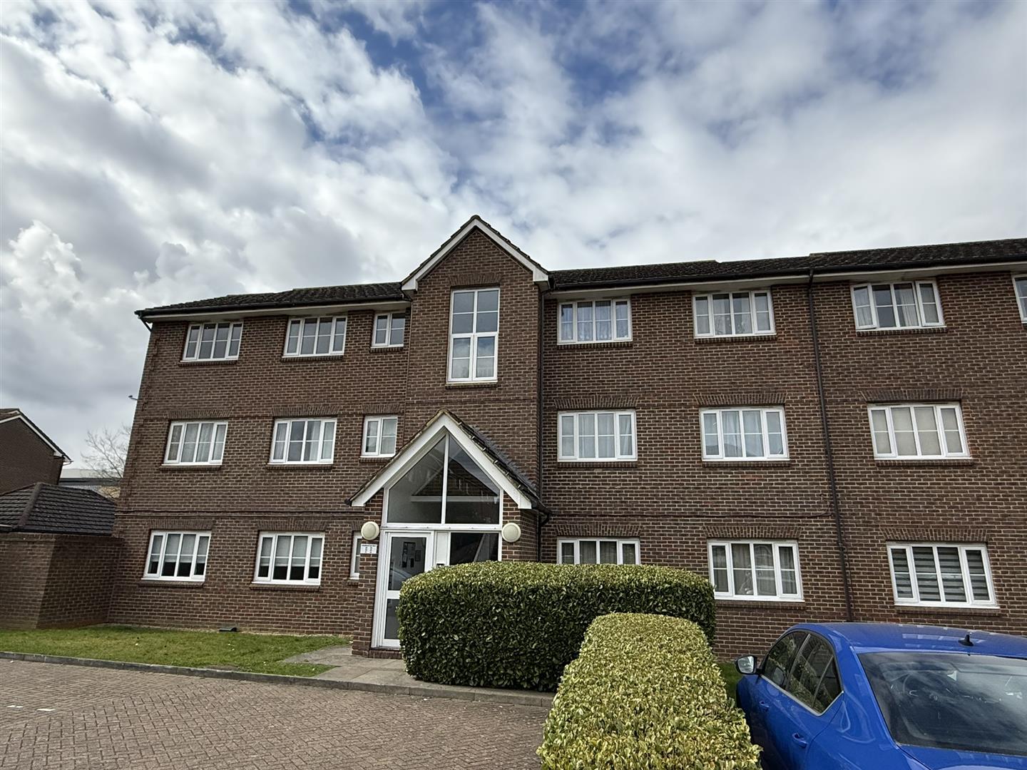 Flat Kensington Way in Hertsmere