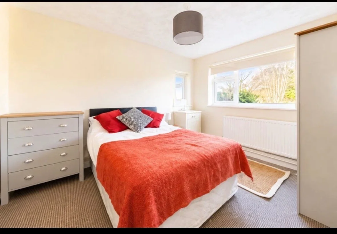 Room Rosemary Way in East Hampshire