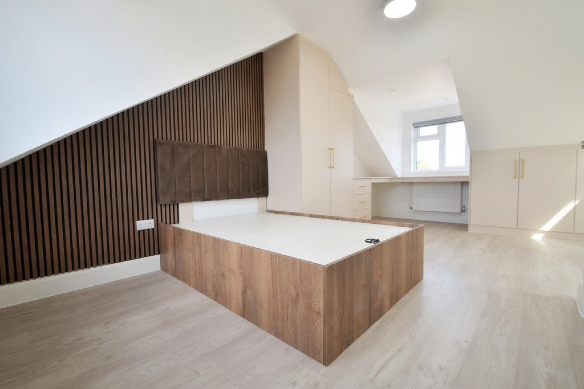 Flat Parkfield Crescent in Greater London