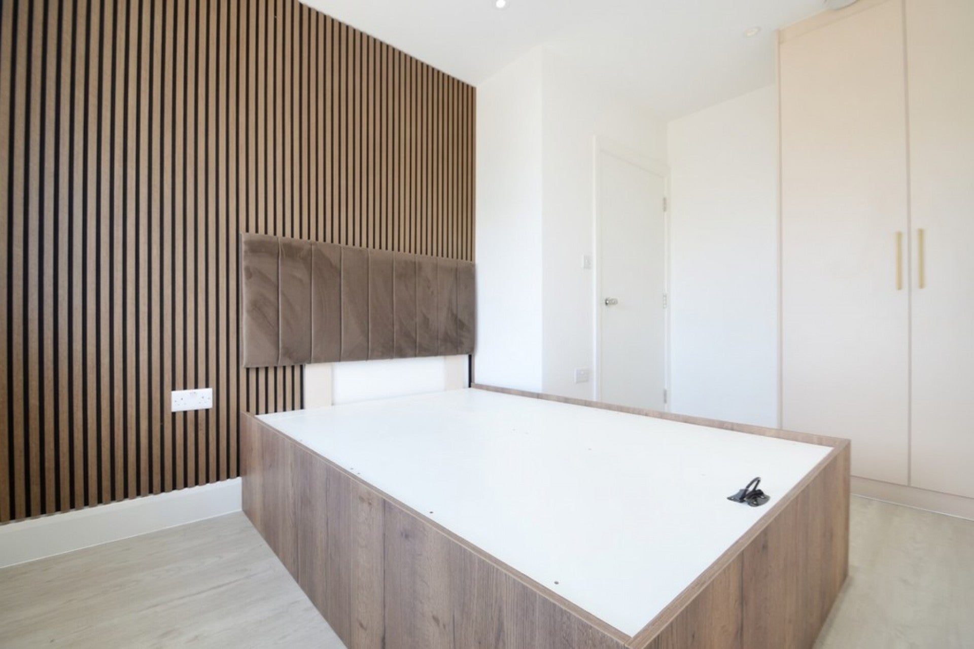Flat Parkfield Crescent in Greater London