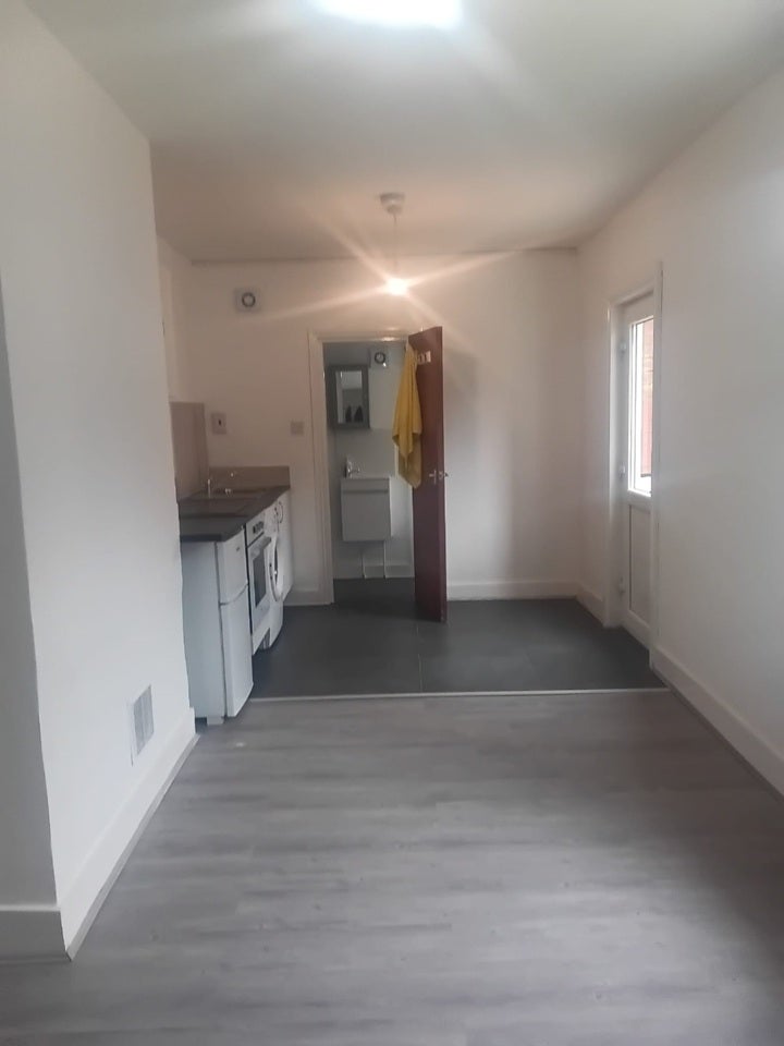 Flat Cranleigh Road in Greater London