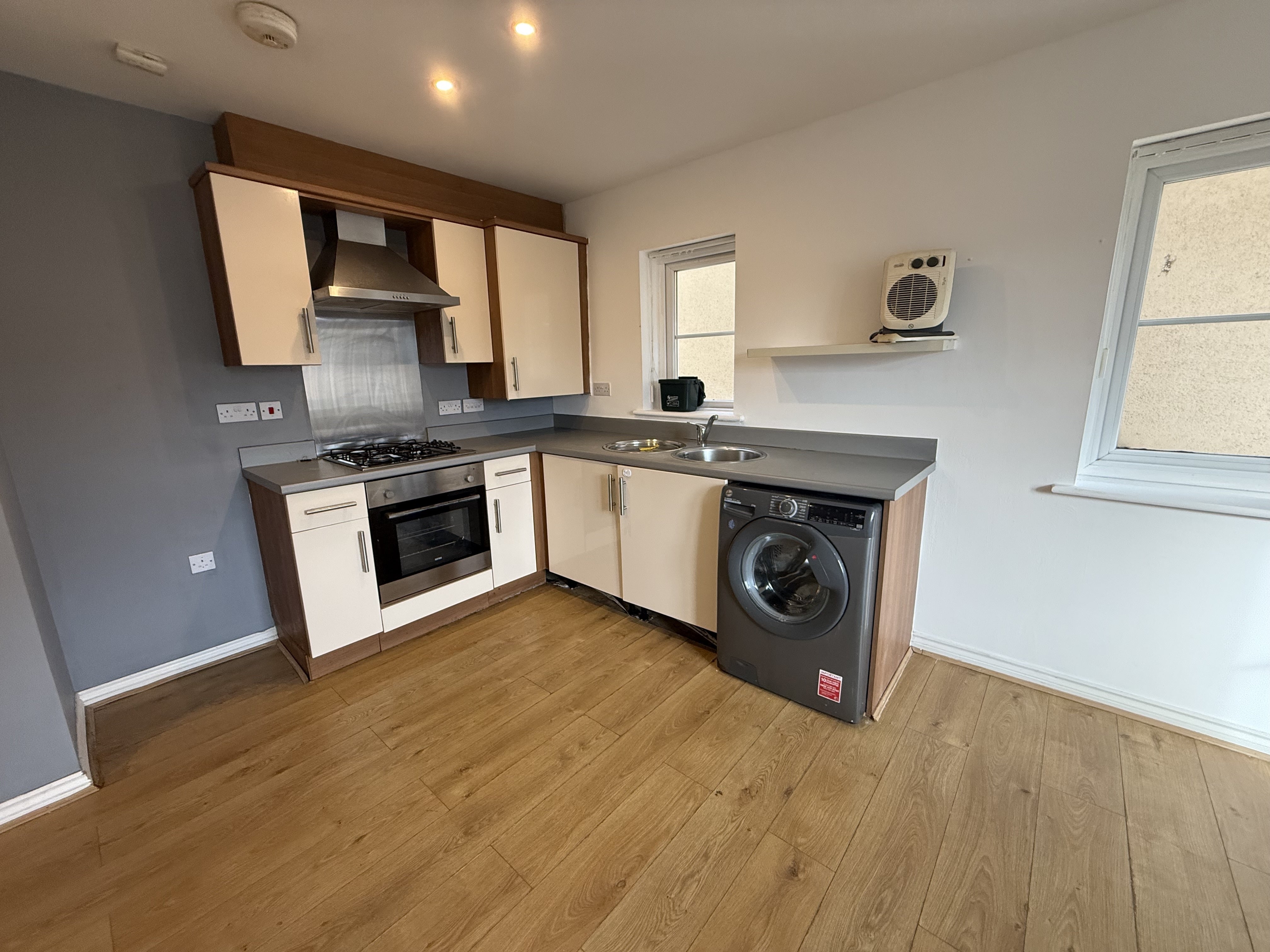 Flat Marcroft Road in Swansea