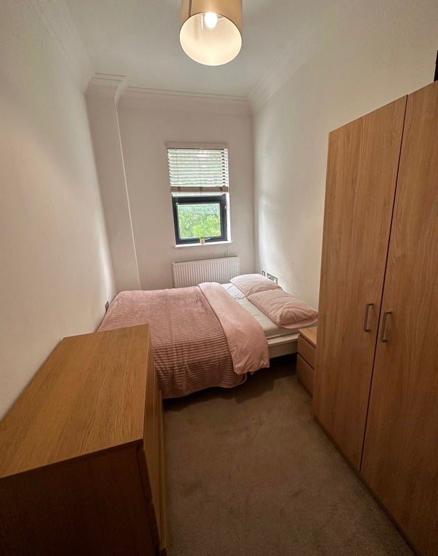 Room Gunnersbury Lane in Greater London