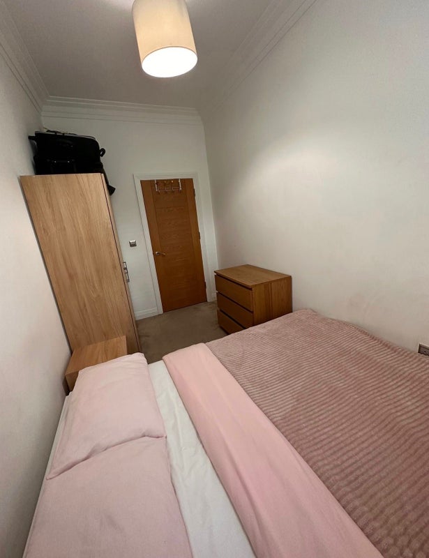 Room Gunnersbury Lane in Greater London