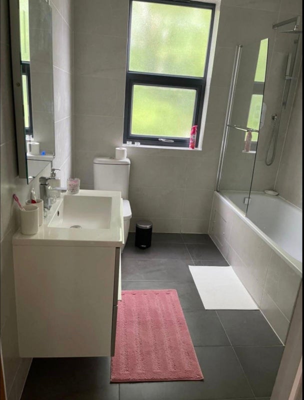 Room Gunnersbury Lane in Greater London