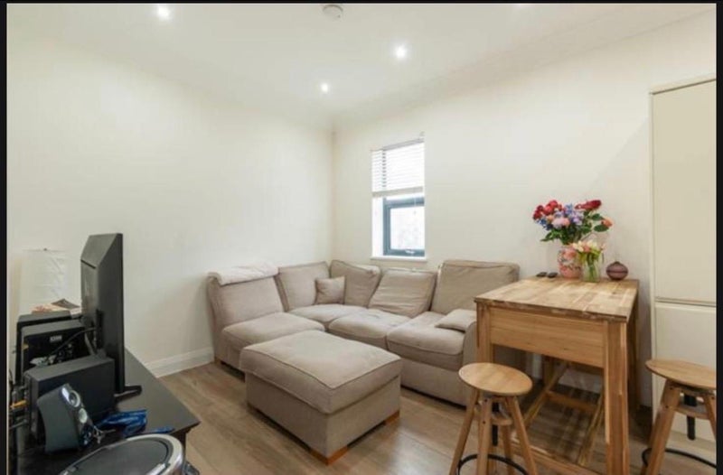 Room Gunnersbury Lane in Greater London