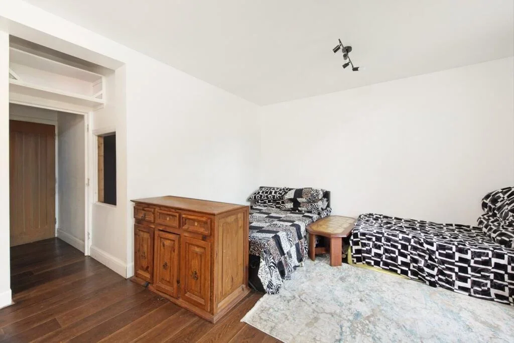 Flat Outram Road in Greater London