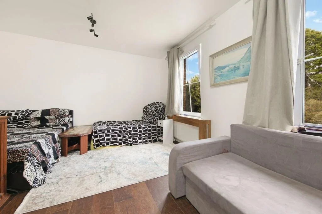 Flat Outram Road in Greater London
