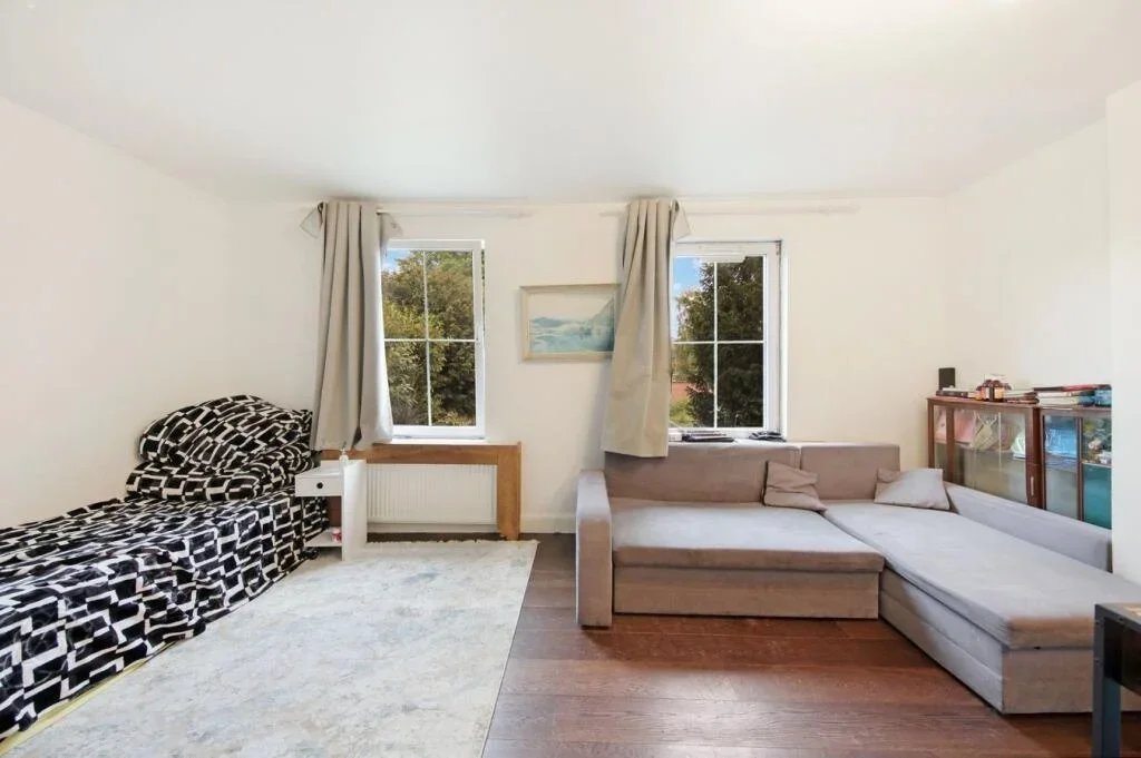 Flat Outram Road in Greater London