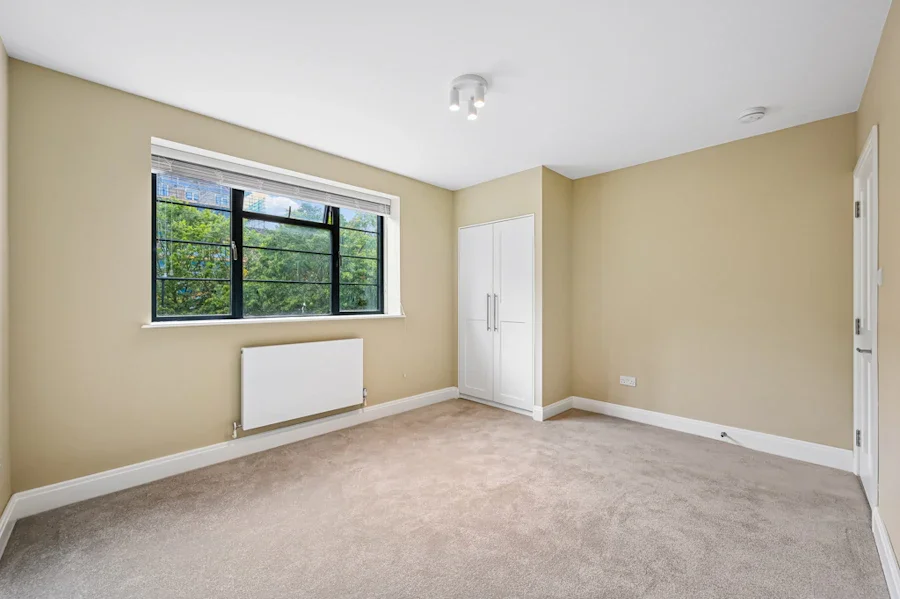 Flat Thorncroft Street in Greater London