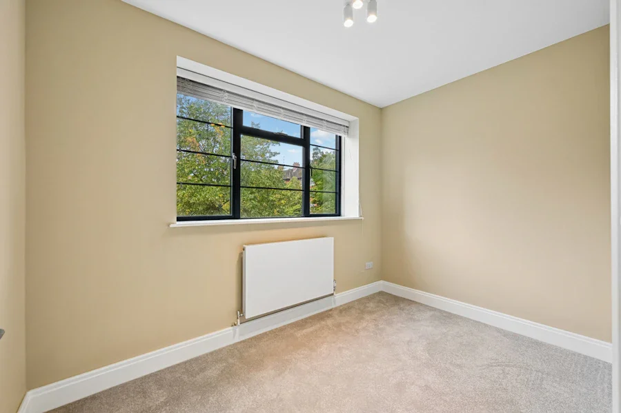 Flat Thorncroft Street in Greater London