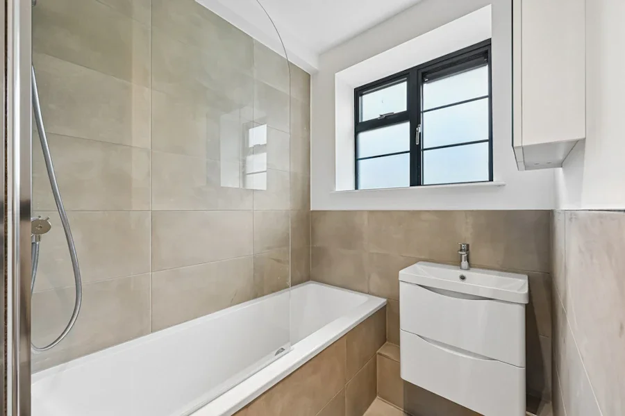 Flat Thorncroft Street in Greater London