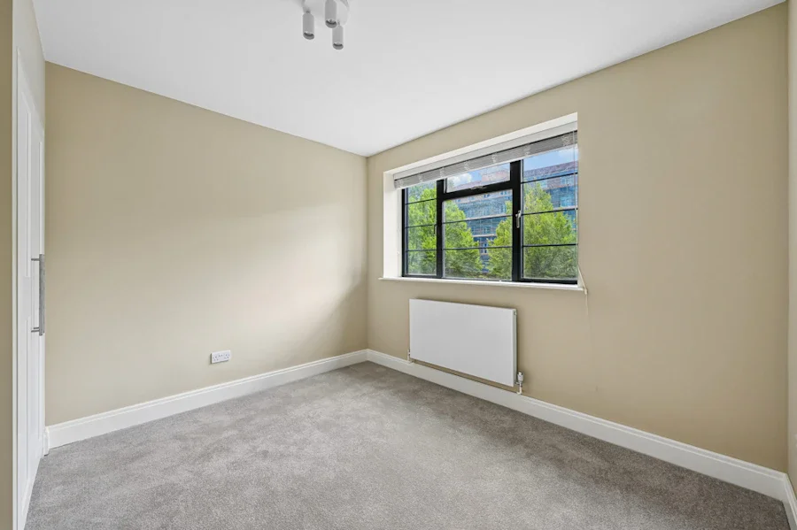 Flat Thorncroft Street in Greater London