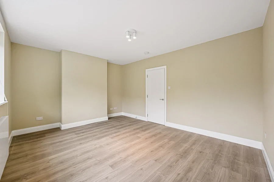 Flat Thorncroft Street in Greater London