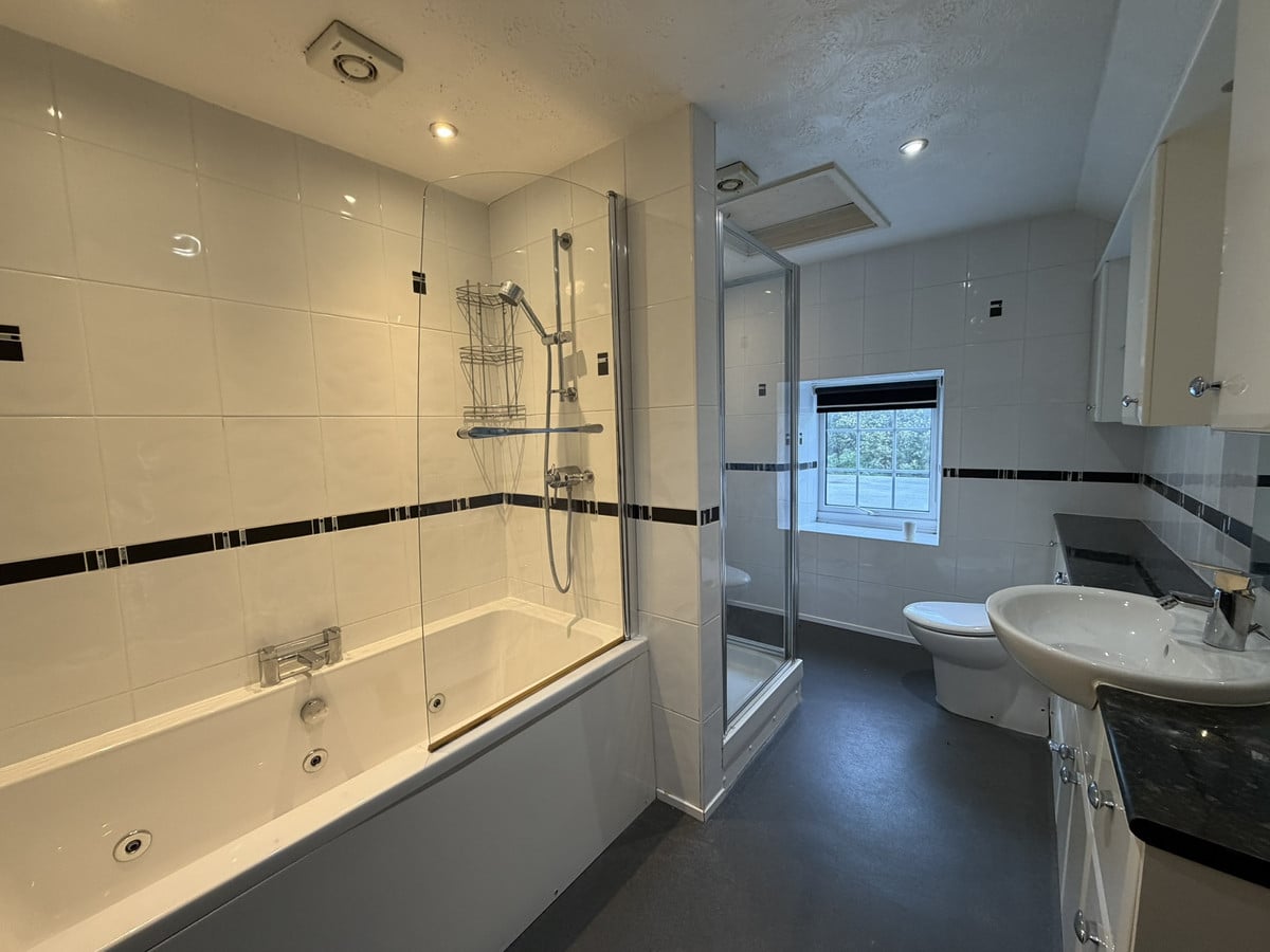 House B4547 in Aber Pwll