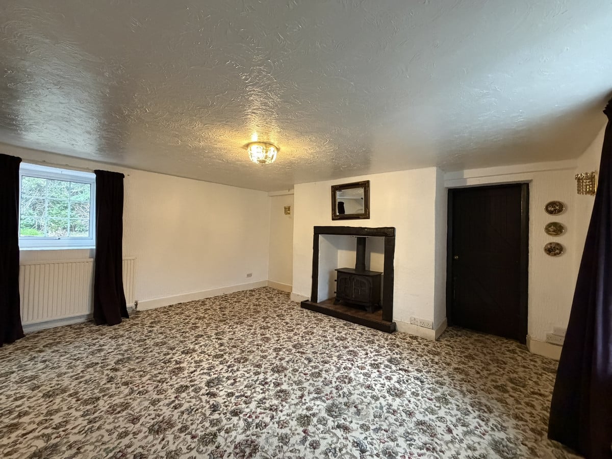 House B4547 in Aber Pwll