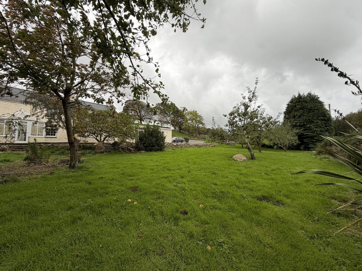House B4547 in Aber Pwll