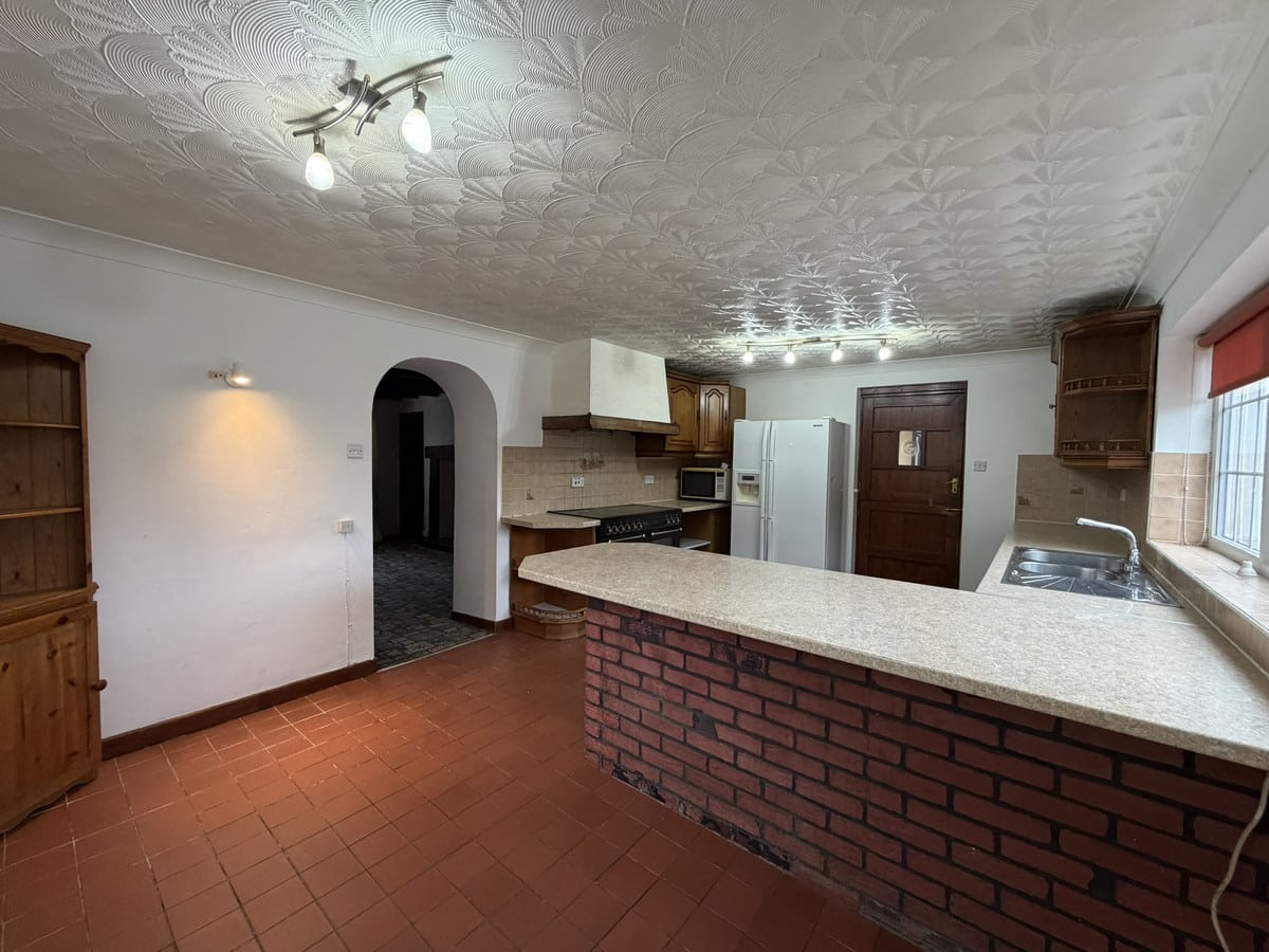 House B4547 in Aber Pwll