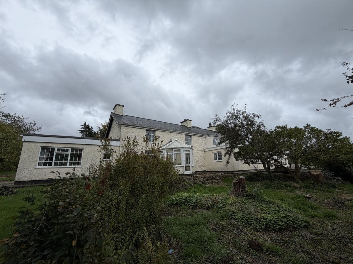 House B4547 in Aber Pwll