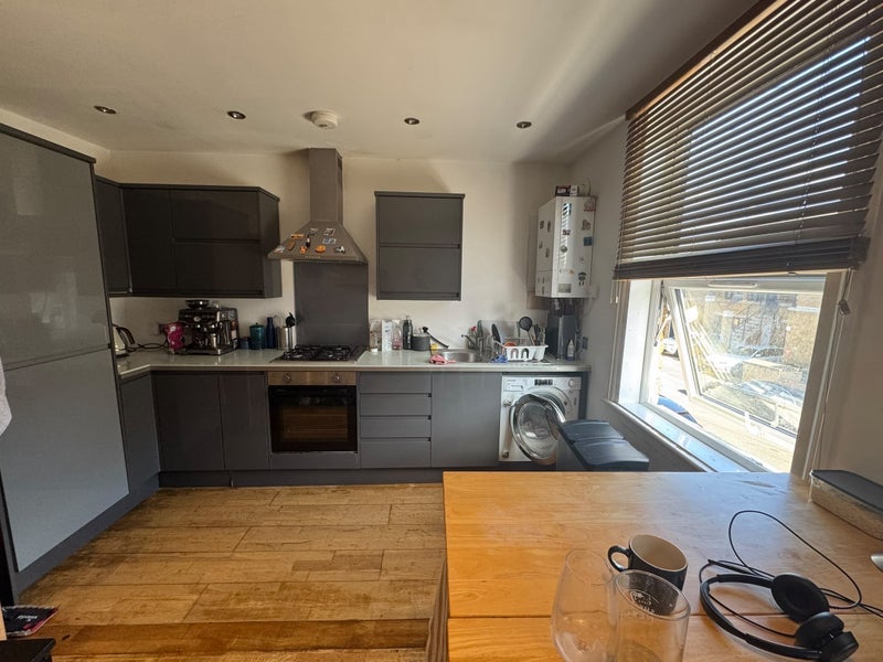 Flat Mauleverer Road in Greater London