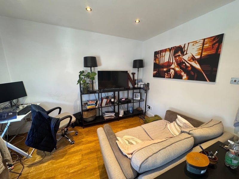Flat Mauleverer Road in Greater London