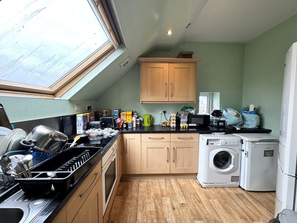 Room Caerau Road in Newport