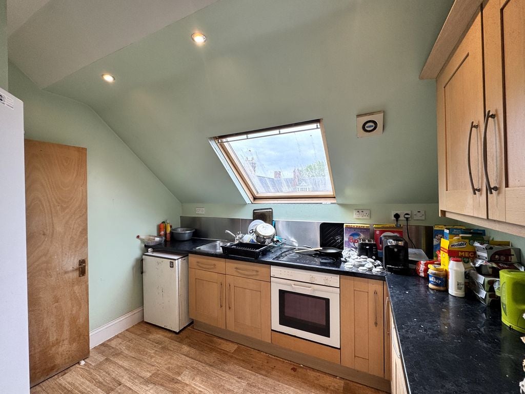 Room Caerau Road in Newport