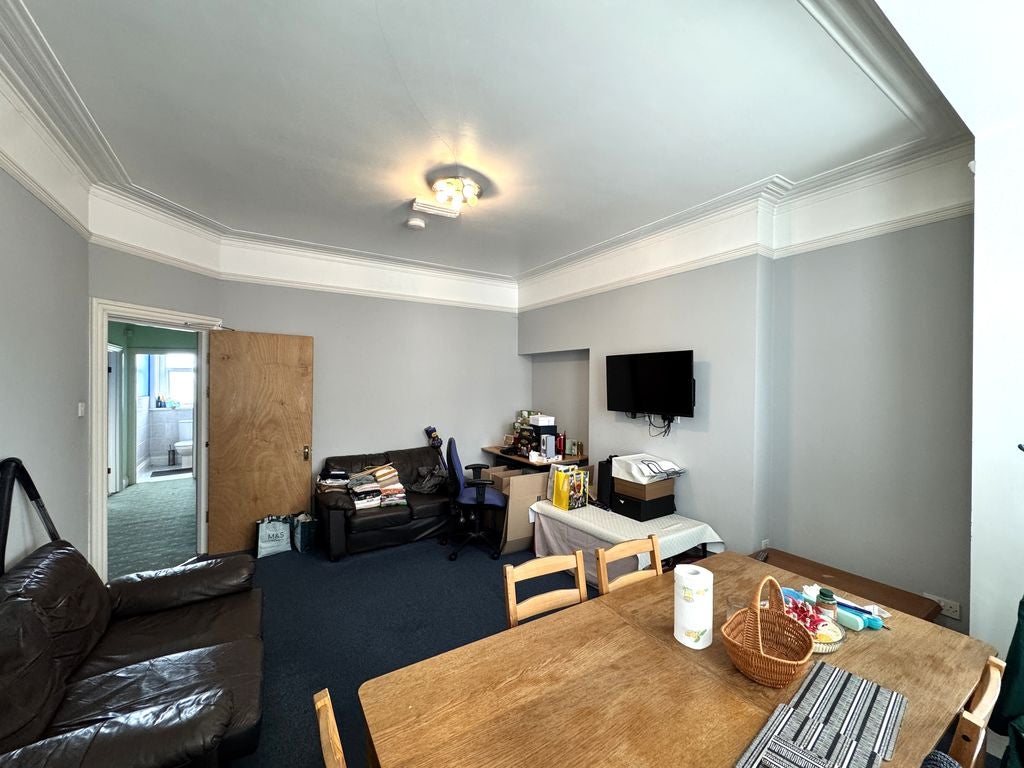 Room Caerau Road in Newport