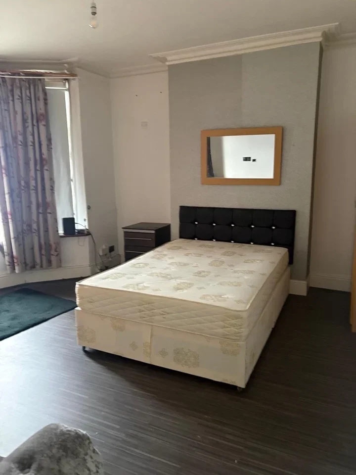 Room Cowley Road in Greater London