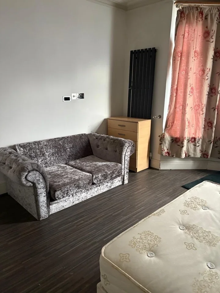 Room Cowley Road in Greater London