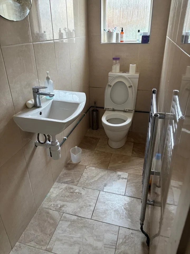 Room Cowley Road in Greater London