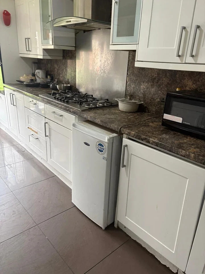 Room Cowley Road in Greater London