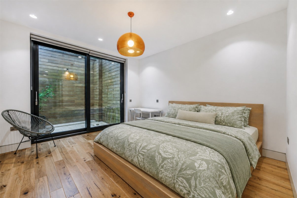 Flat Elm Avenue in Greater London