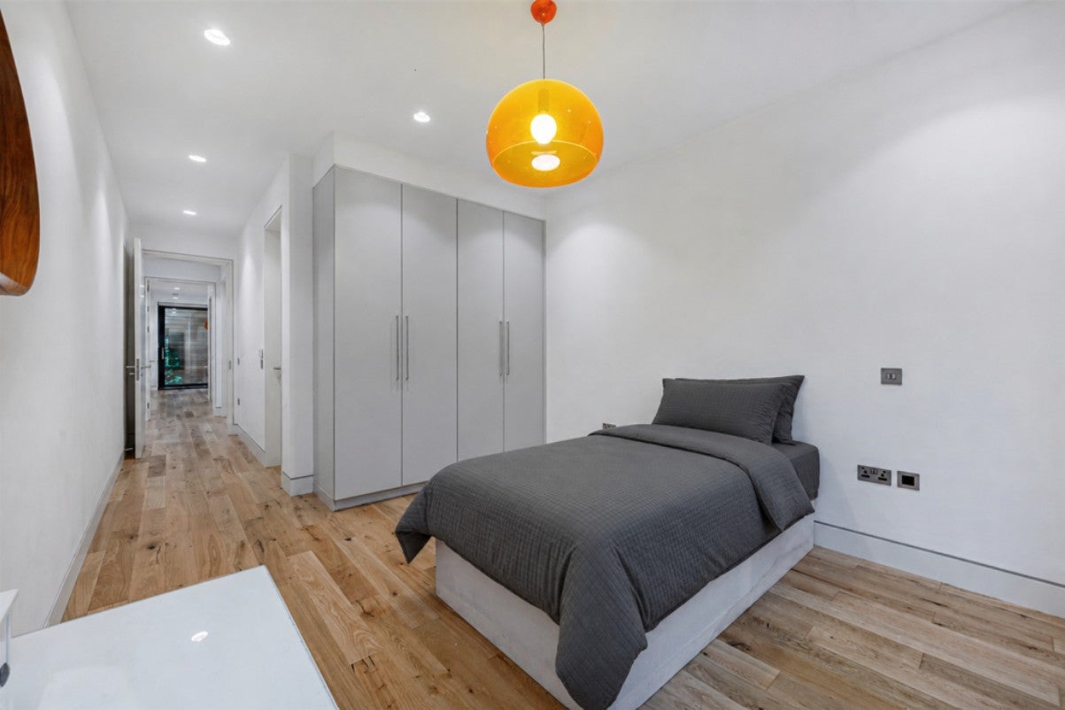 Flat Elm Avenue in Greater London