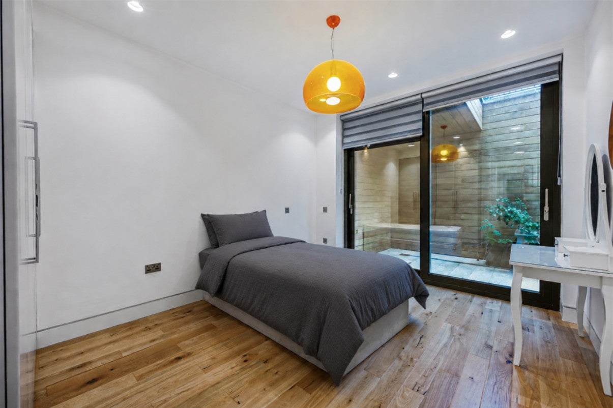 Flat Elm Avenue in Greater London