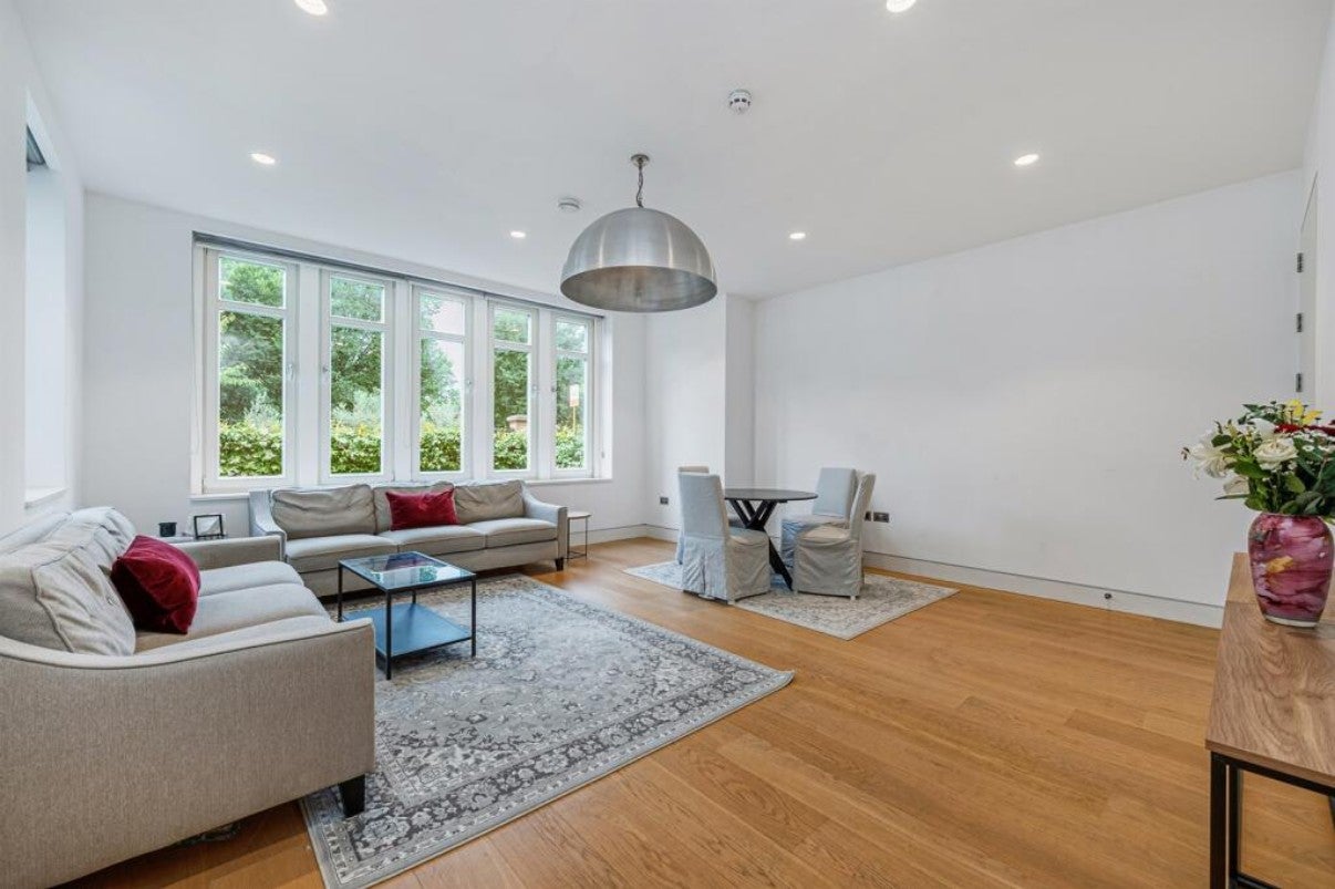 Flat Elm Avenue in Greater London
