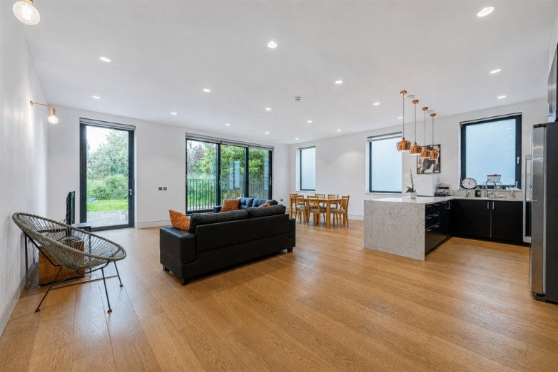 Flat Elm Avenue in Greater London
