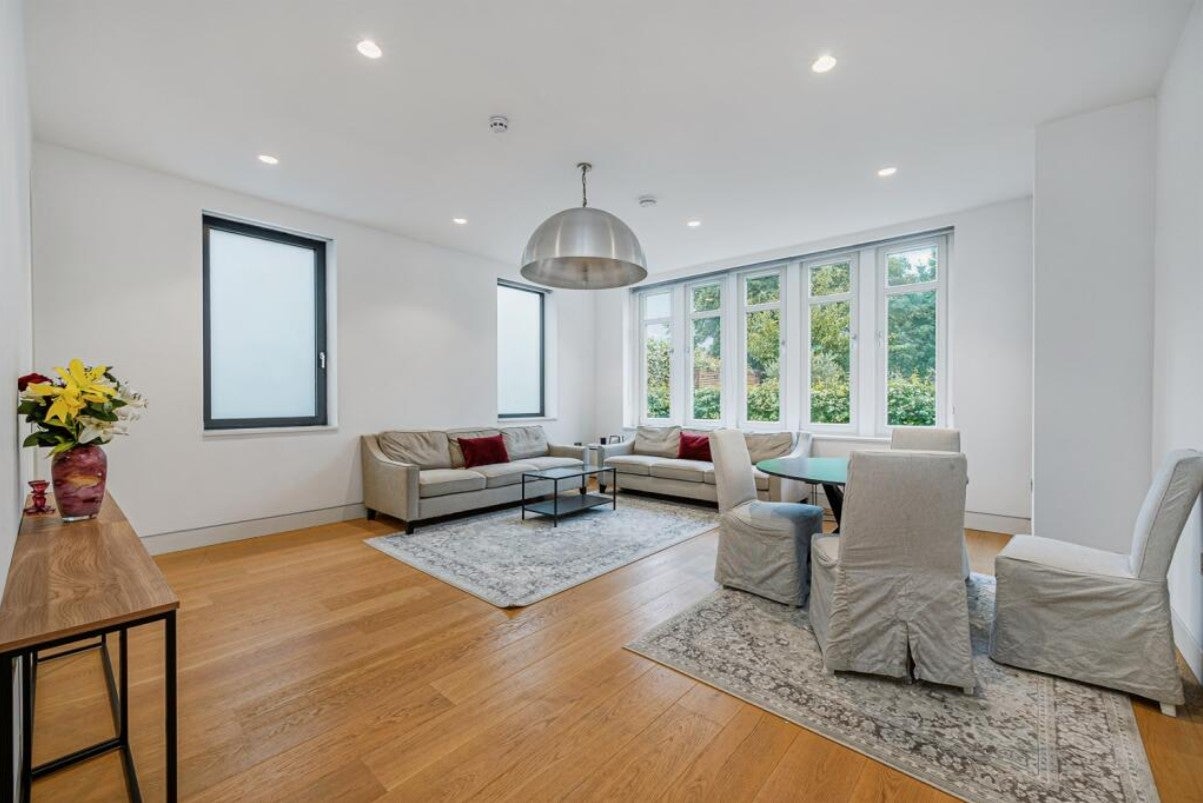 Flat Elm Avenue in Greater London